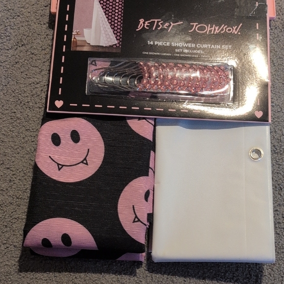 Betsey Johnson Black and Pink Vampire Smiley Shower Curtain Set NWT. - Picture 2 of 4